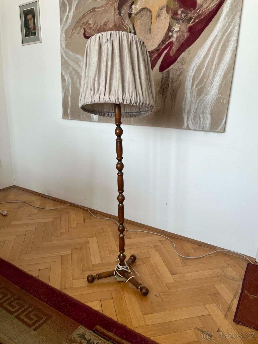Dřevěná stojací lampa s látkovým stínidlem