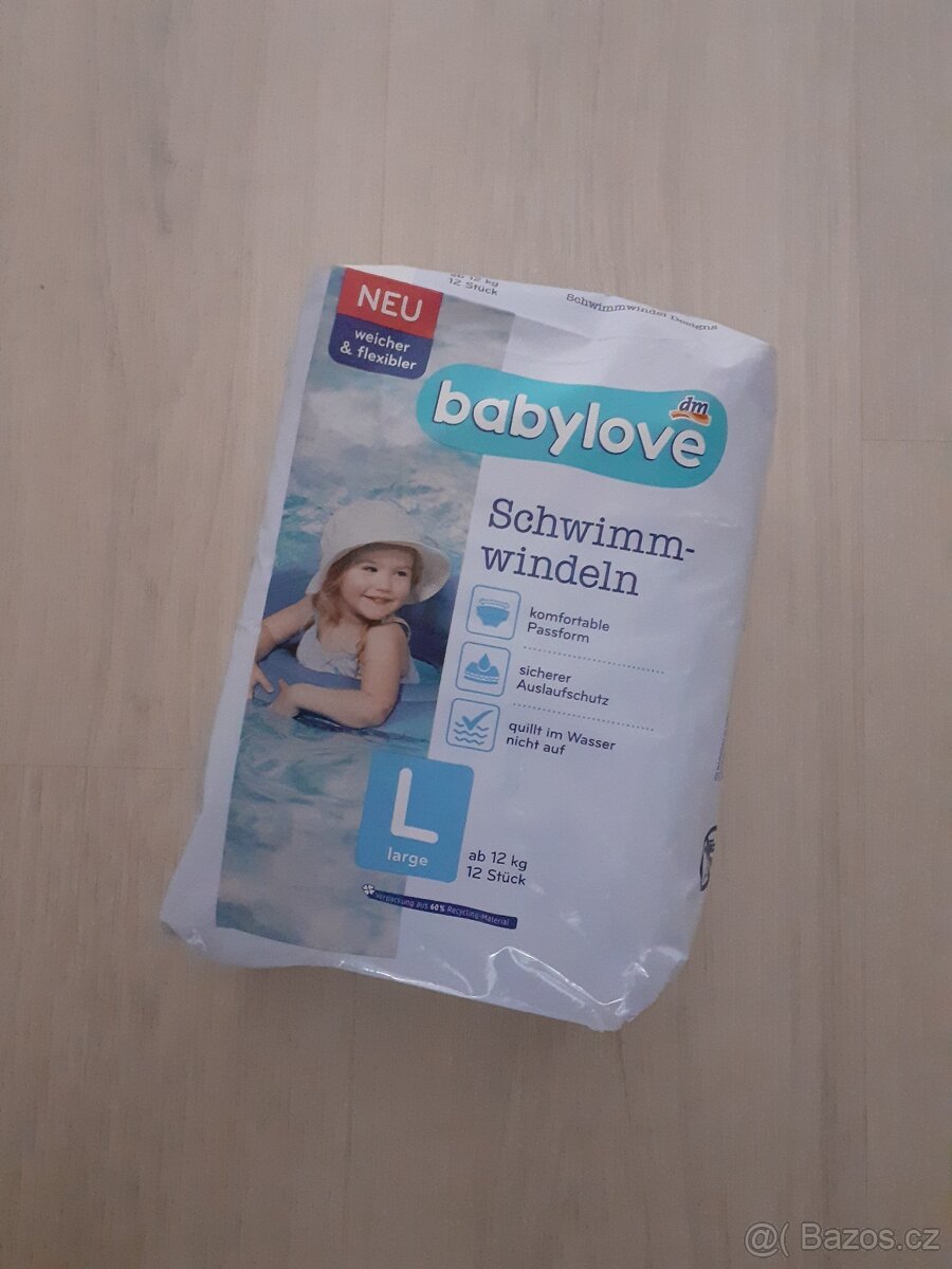 Balení plenkových kalhotek do bazénu