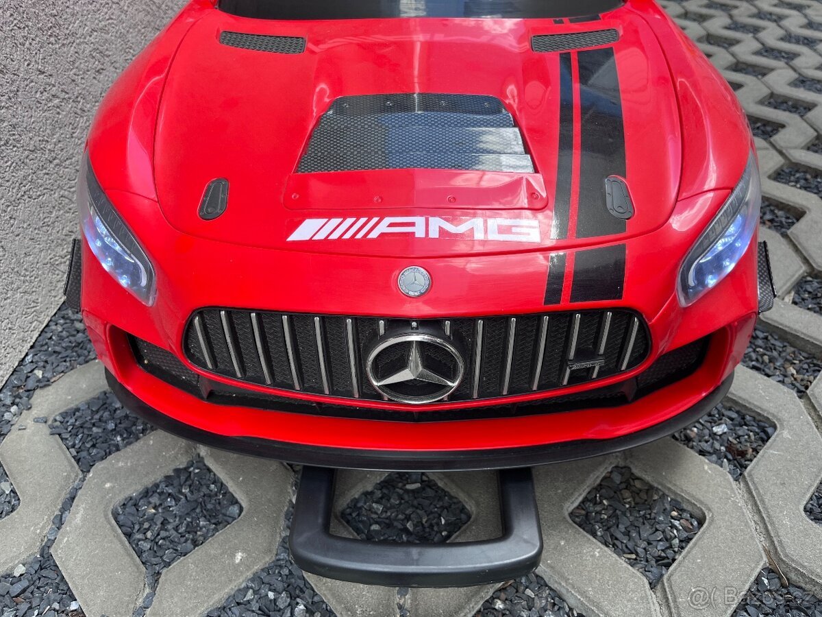 Mercedes Benz AMG GT4 červené