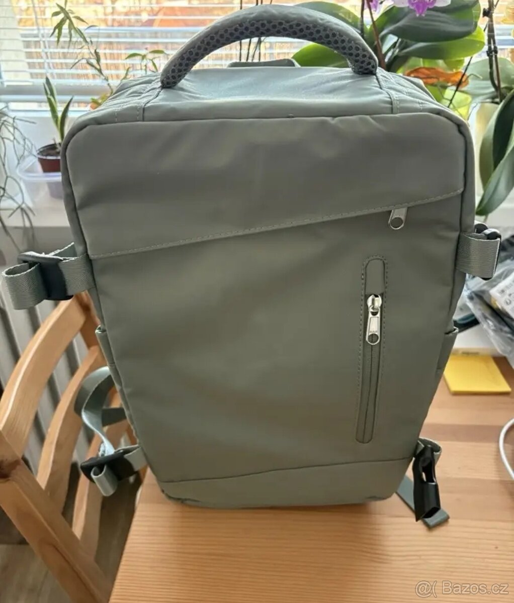 Khaki zelený batoh do letadla