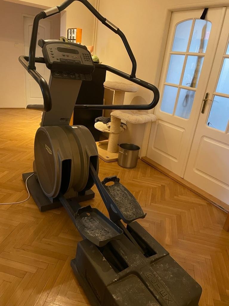 elliptical technogym, běžecký simulátor