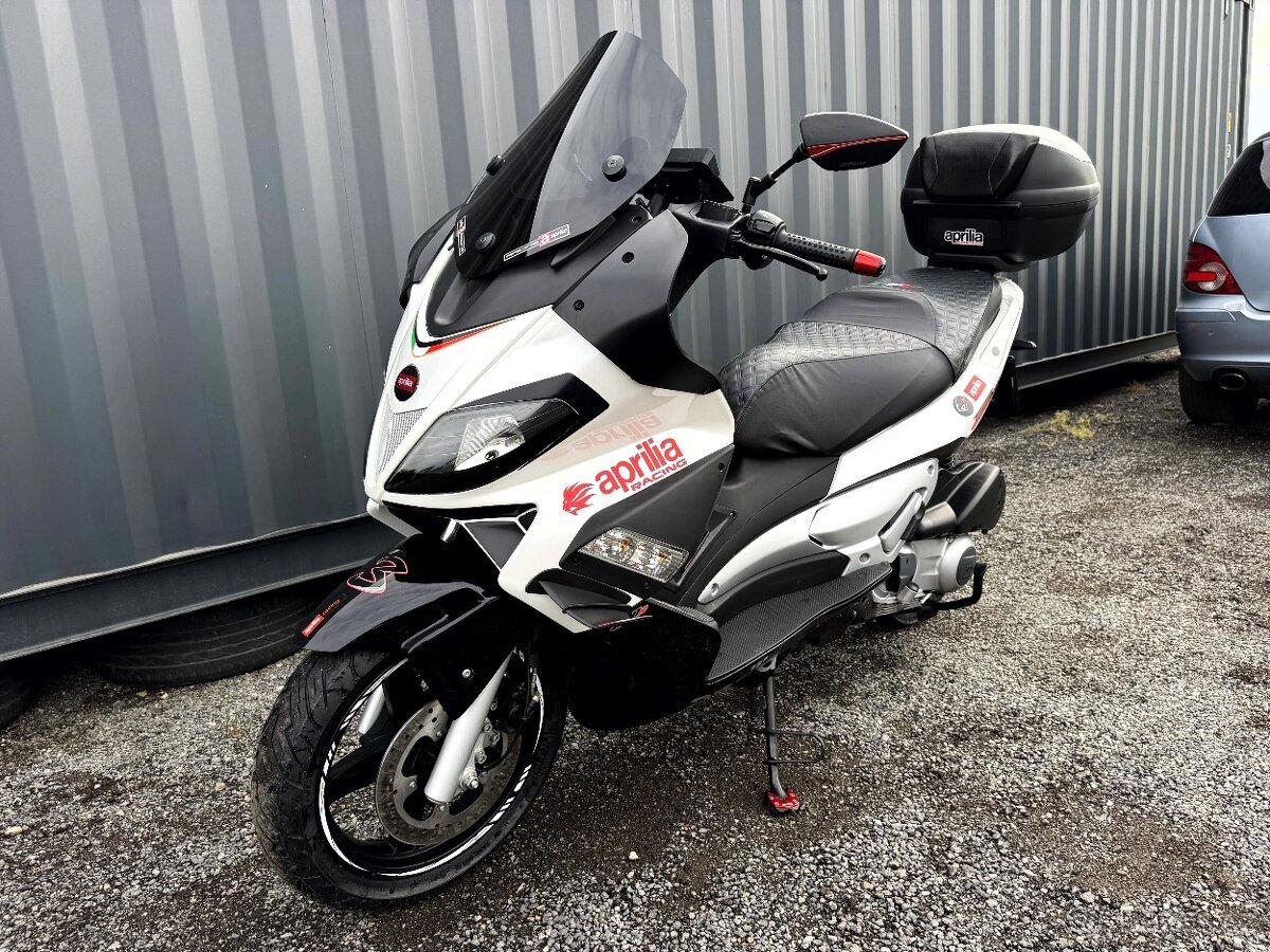 Aprilia SR MAX 300, najeto 11tkm, TOP, doplňky, ČR původ