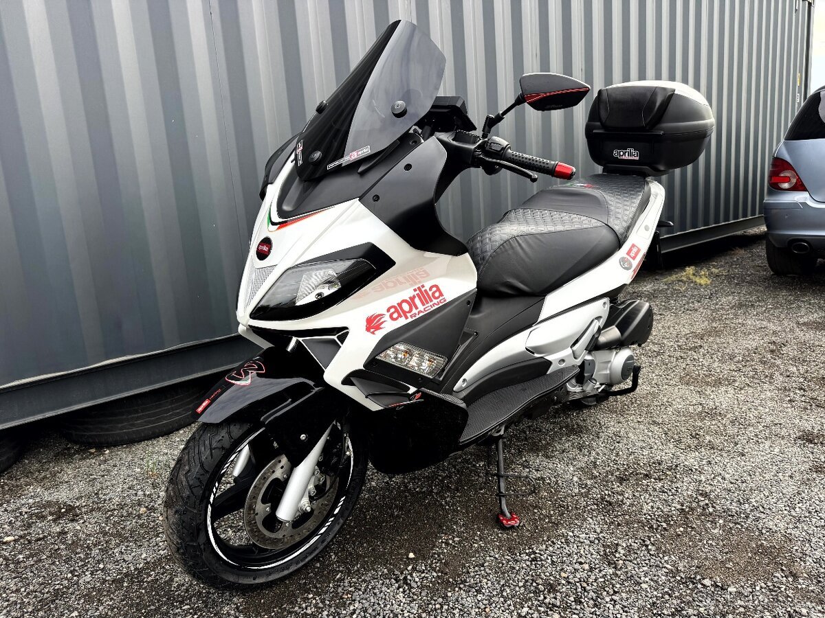 Aprilia SR MAX 300, najeto 11tkm, TOP, doplňky, ČR původ