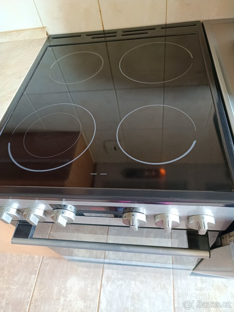 Nerezový elektrický sporák Mora se sklokeramická deskou