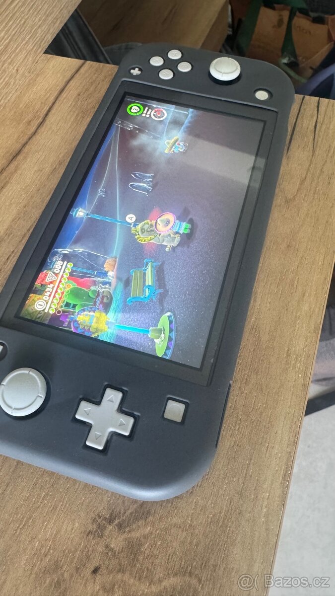 Nintendo Switch Lite – šedý, velmi pěkný stav