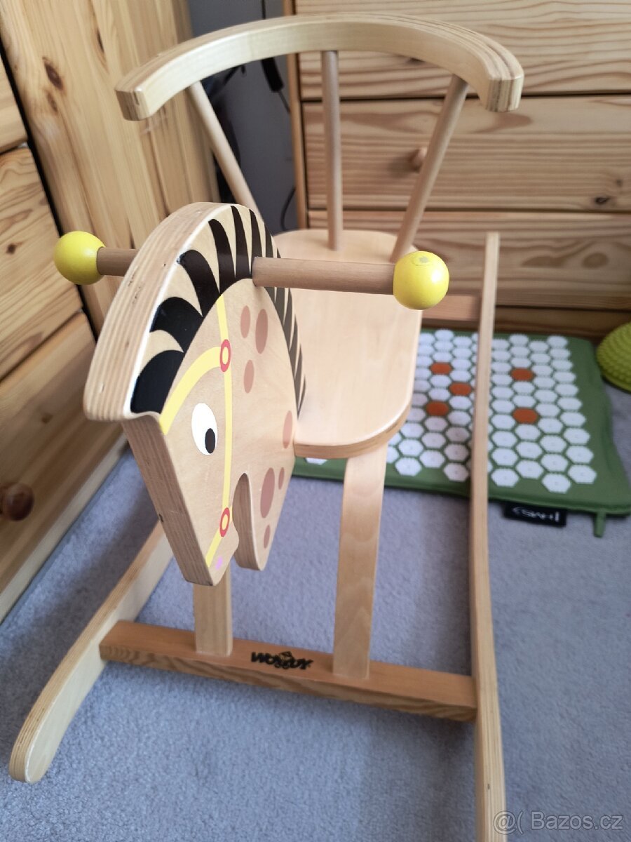 Houpací dřevěný kůň