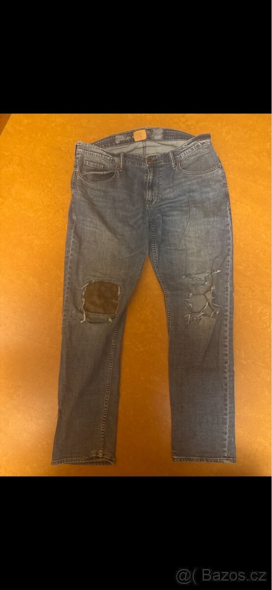 Custom distressed jeans s LV monogram detailem 38/32