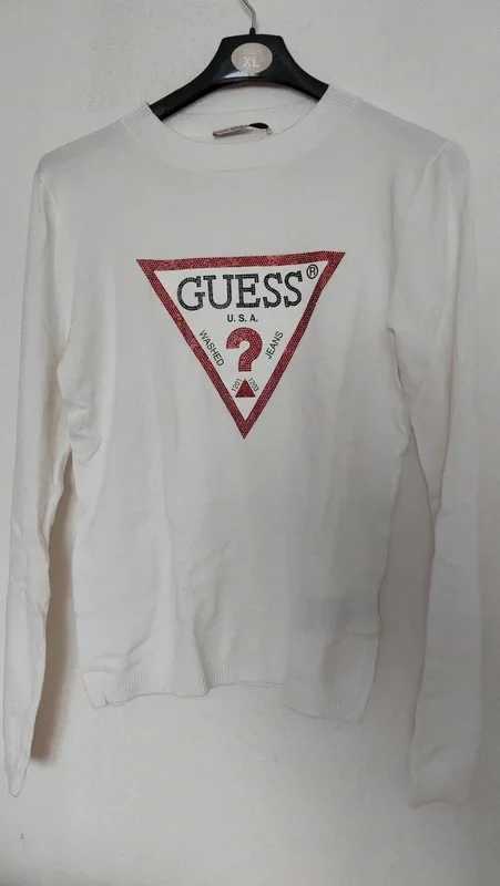 Bílý svetr Guess