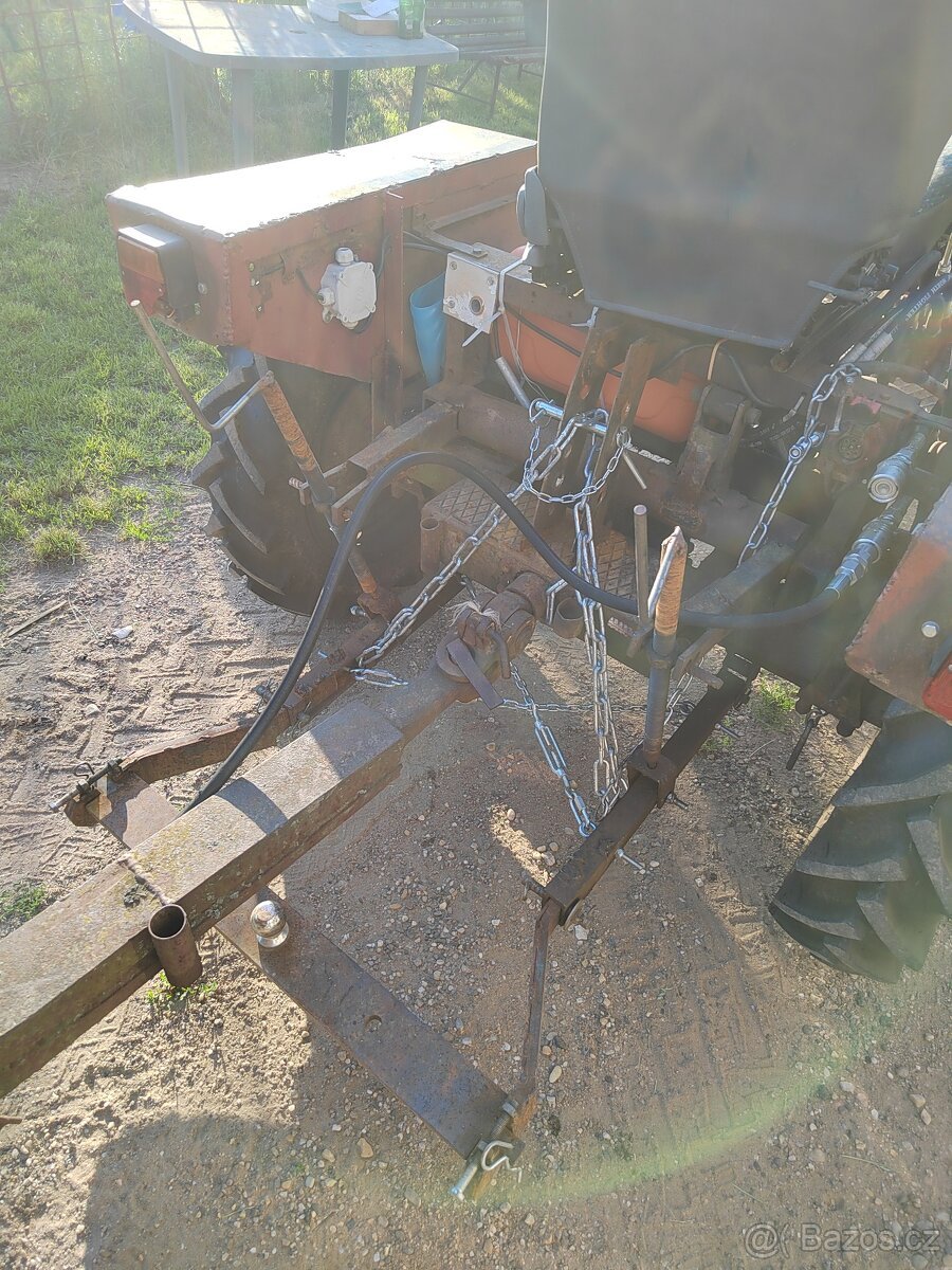 Malotraktor domácí výroby se sklopným vlekem na hydrauliku