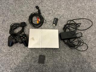 PlayStation 2 (PS2) Slim + ovladač, paměťová karta a 3 hry
