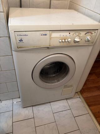 Pračka Electrolux sice starší ale plně funkční mělká pračka