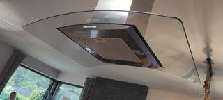 Krásná skleněná digestoř Whirlpool