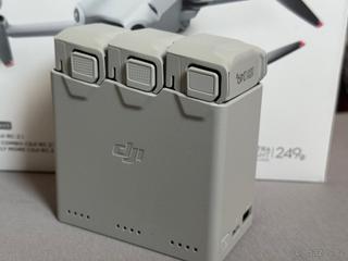 3 baterie DJI mini 4 pro + nabíjecí hub
