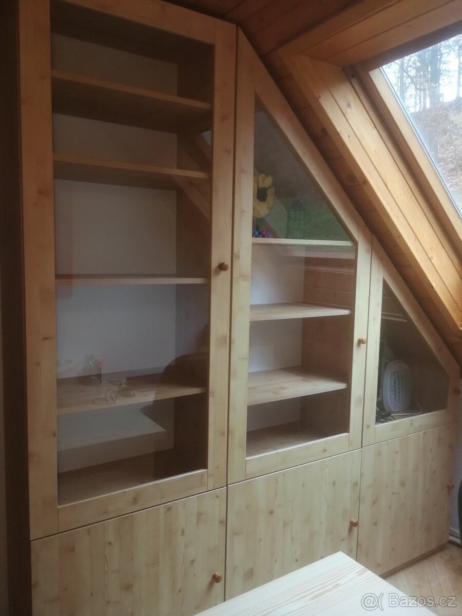 prosklená knihovna 230výška,70šířka,40hloubka