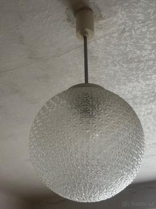 Skleněný ozdobný lustr koule