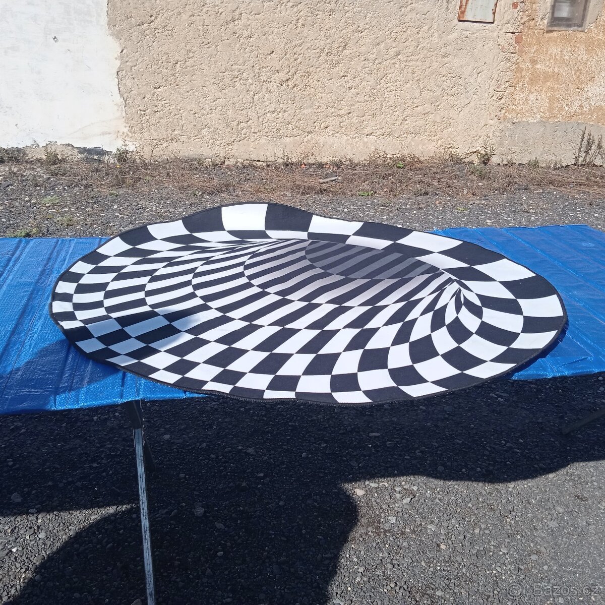 Koberec kulatého tvaru rozměr 120cm.