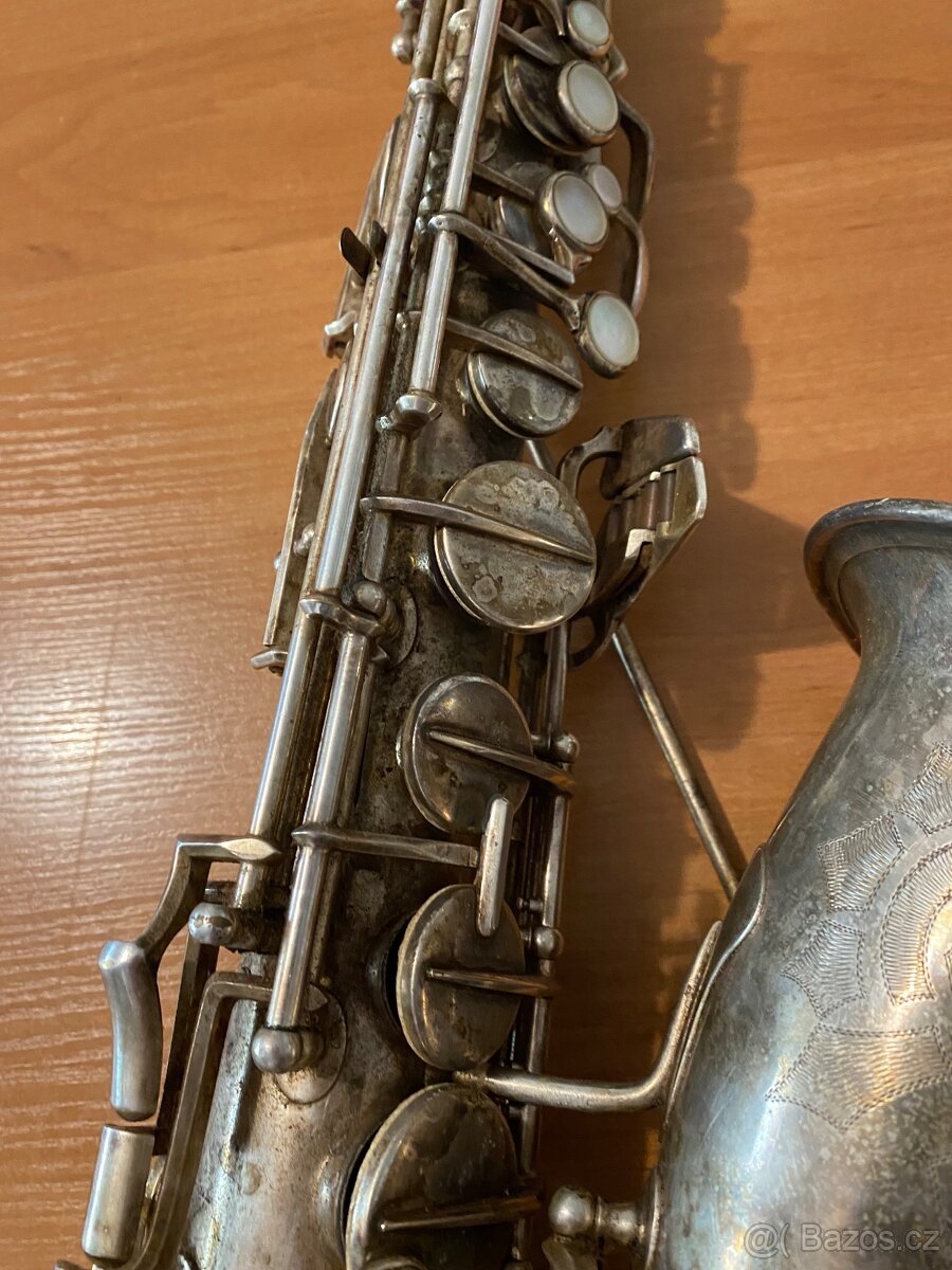 Saxofon KING v originál dřevěném kufru