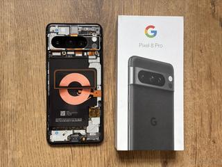 Google Pixel 8 Pro (12GB/128GB černý) + dbrand skin