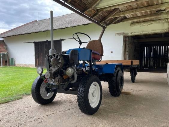 Malotraktor domácí výroby s přívěsem