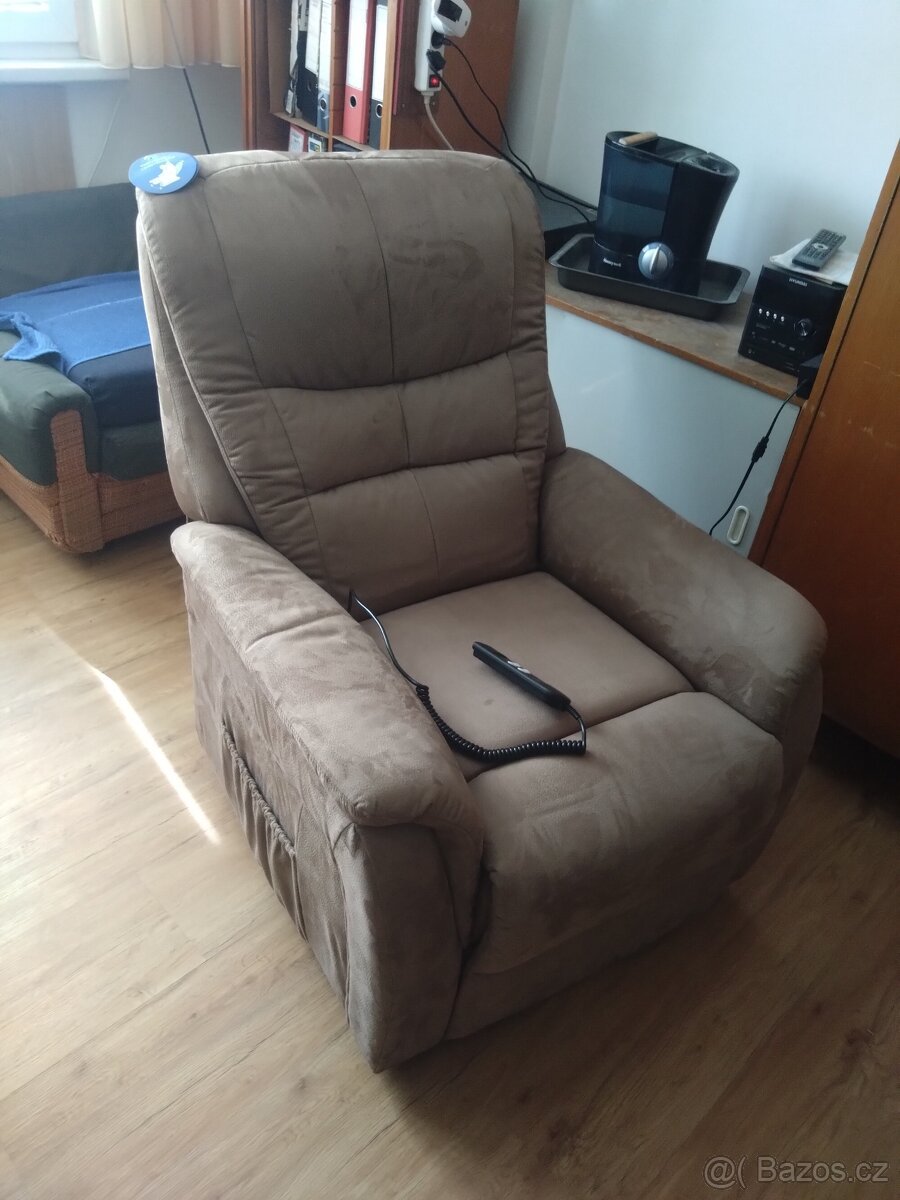 Relaxační plně elektrocky polohovatelné křeslo