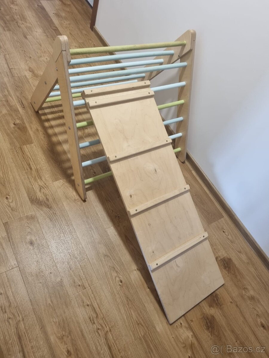 Montessori prolézačka se skluzavkou Pikler Triangl
