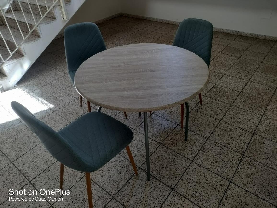 Jídelní set JYSK (kulatý stůl + 3 čalouněné židle Jonstrup)