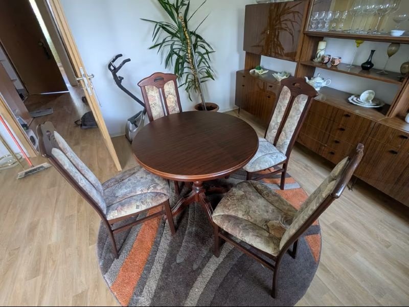 Stůl kulatý jídelní, rozkládací a 4 židle