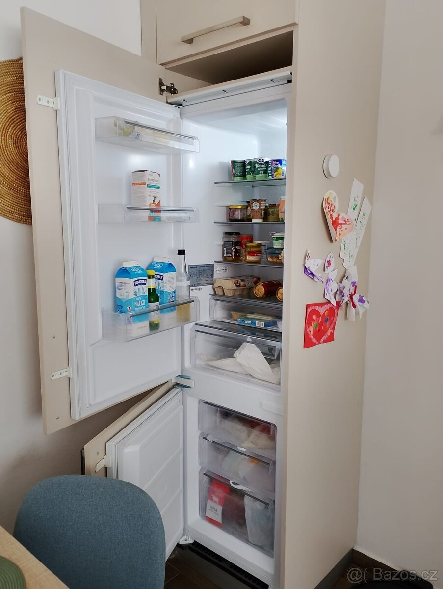 Vestavná lednice Philco PC 17832 Bi – výborný stav, se záruk