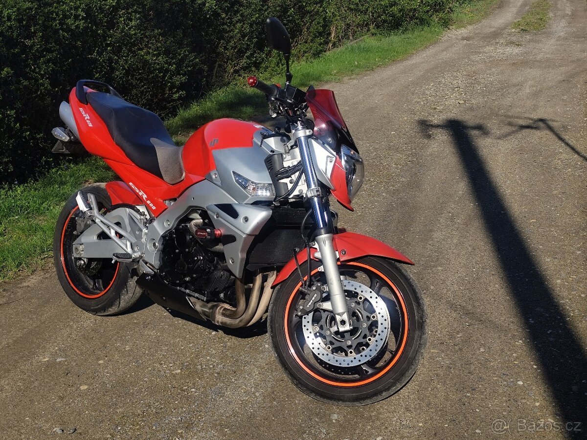 SUZUKI GSR 600