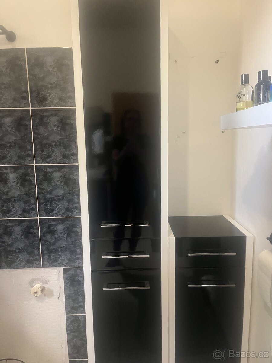 Koupelnové skříňky, poličky, háčky, věšáky, držák na toaletn
