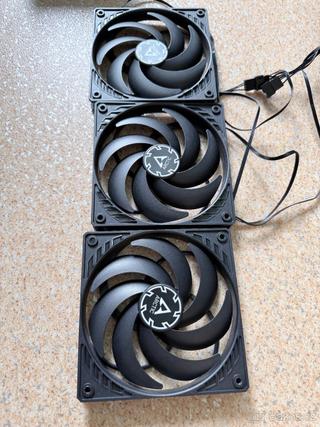 Arctic P12 slim PWM PST