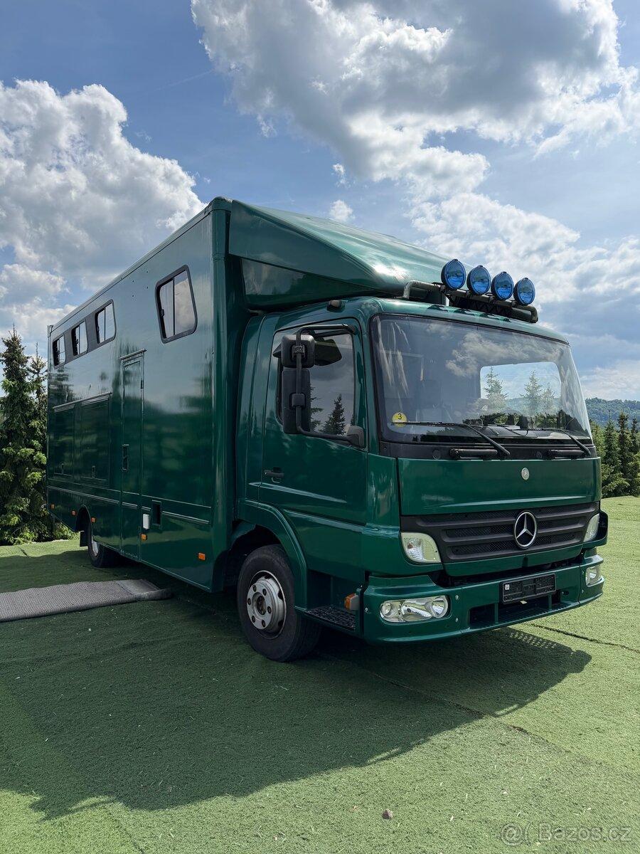 Přepravnik mercedes atego na přepravu 4 koni