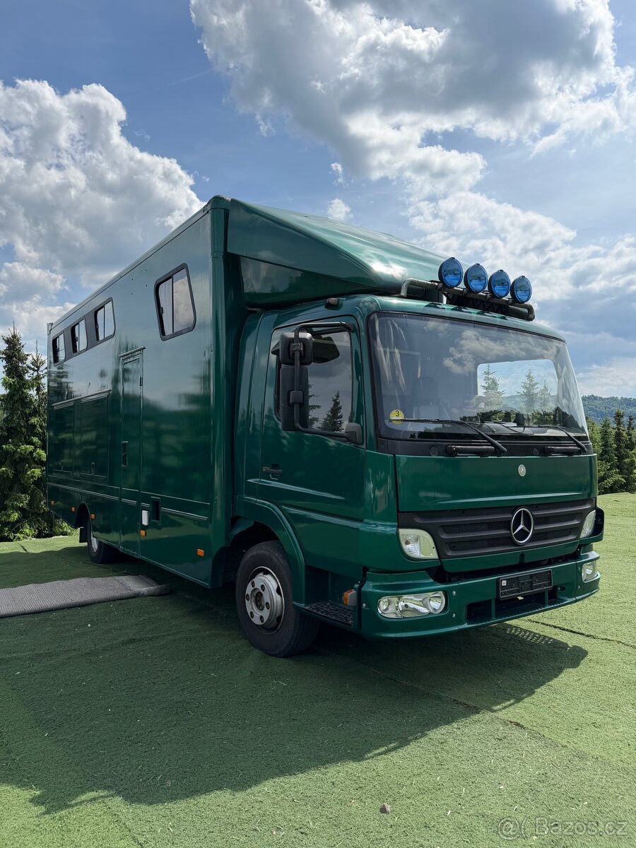 Přepravnik mercedes atego na přepravu 4 koni