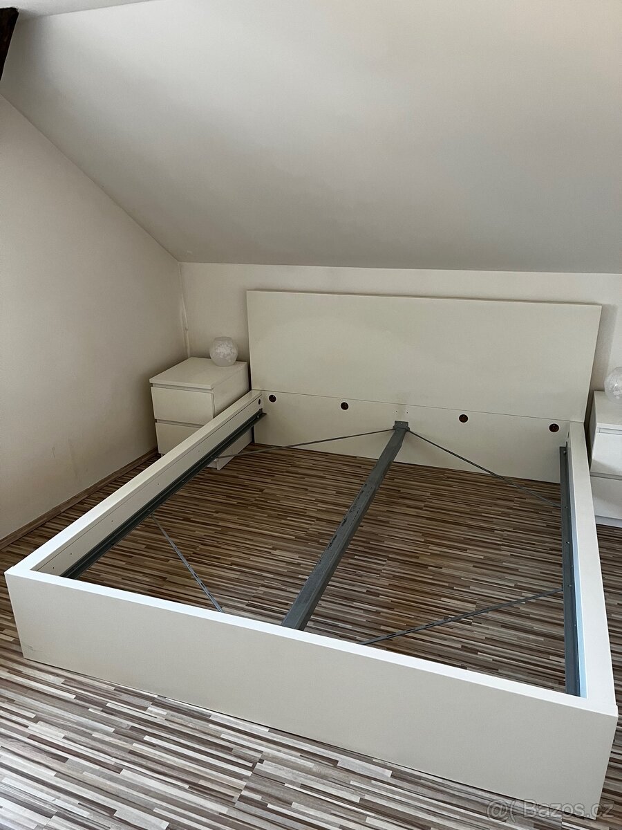 Manželská postel MALM včetně nočních stolků