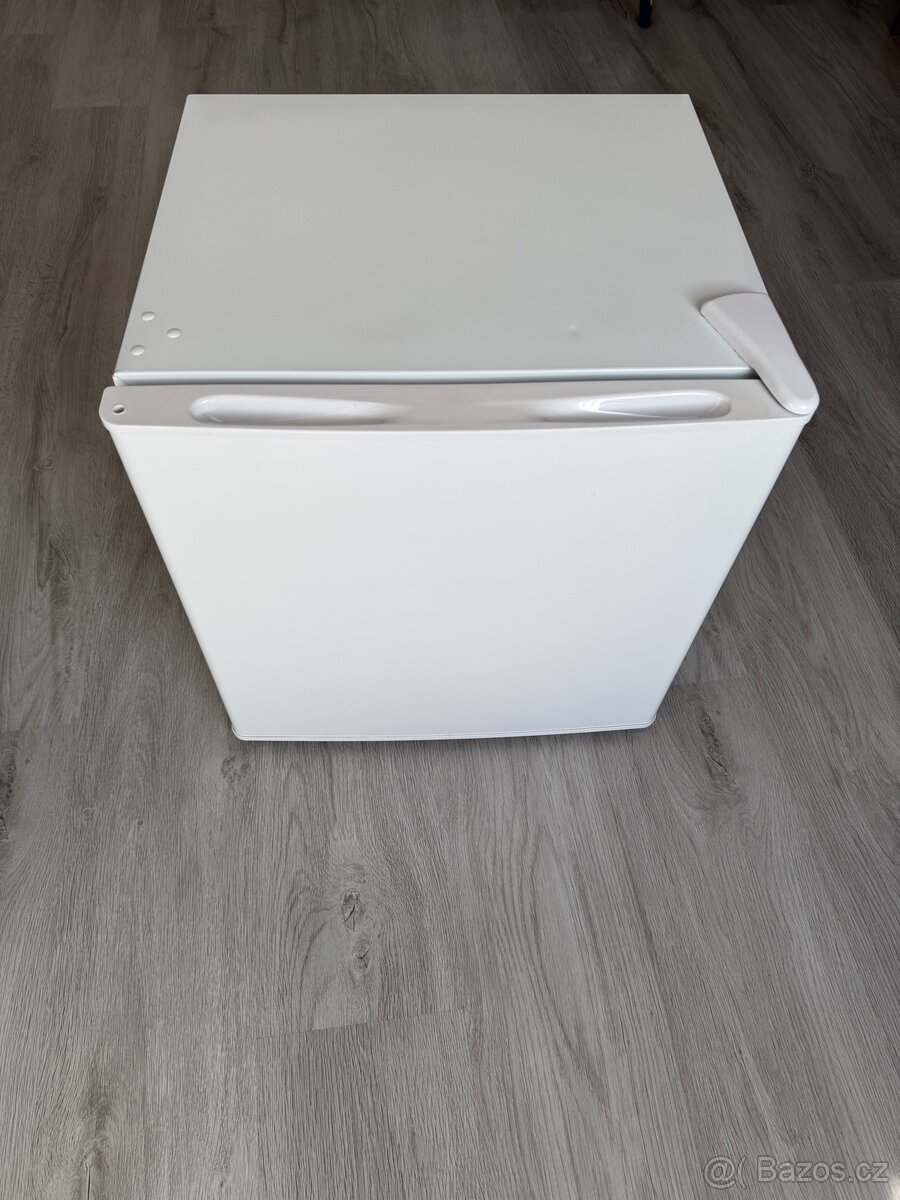 Prodám mini ledničku značka ARO, s malým mrazákem