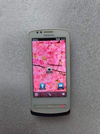 Nokia 700 – pěkný stav, stylový telefon