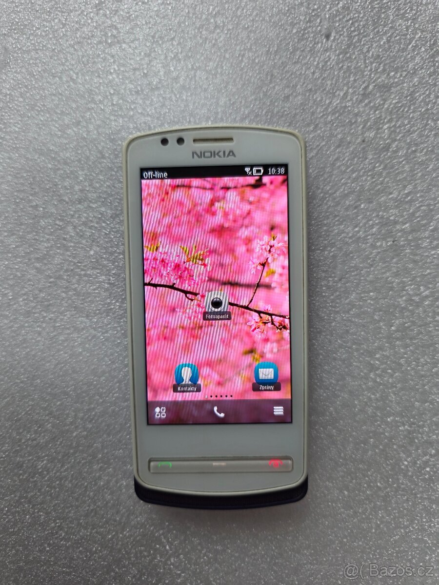 Nokia 700 – pěkný stav, stylový telefon