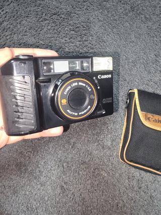 Legendární vintage 35mm filmový fotoaparát Canon AF35ML, vy
