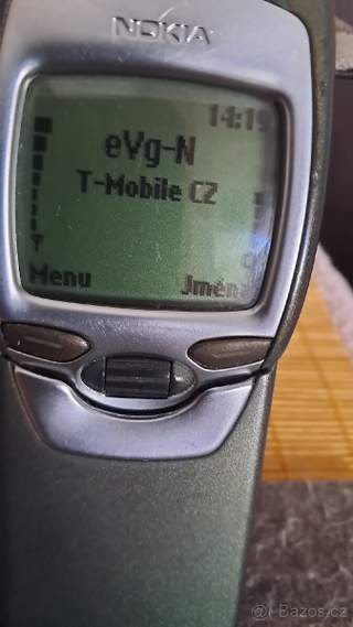 Nokie 7110 a Motorola V-220