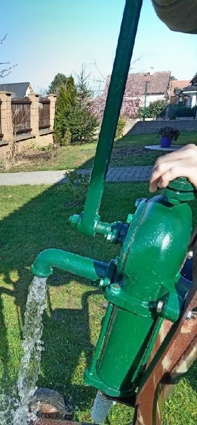 Ruční pumpa na vodu lila 75 po GO plně funkční