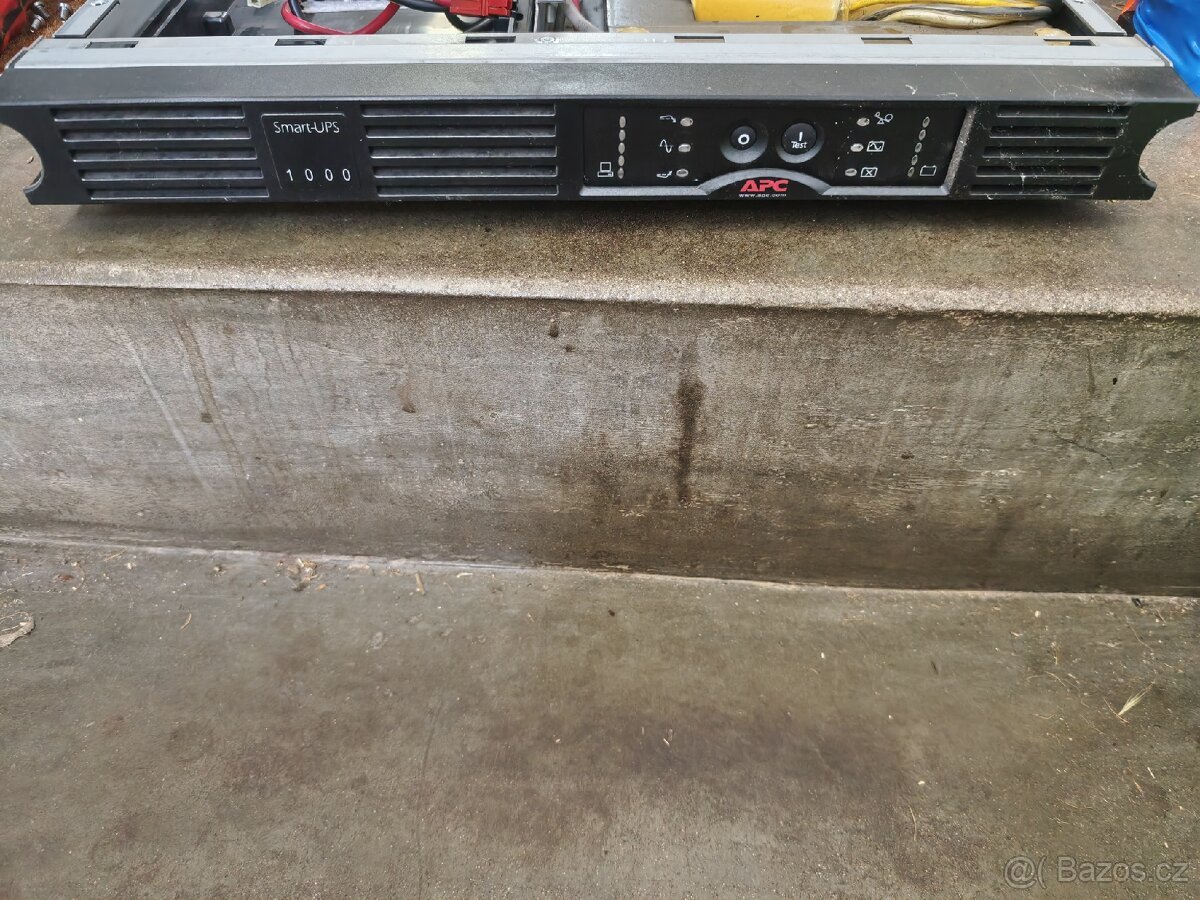 Záložní zdroj APC Smart-UPS 1000VA 1U SUA1000RMI1U