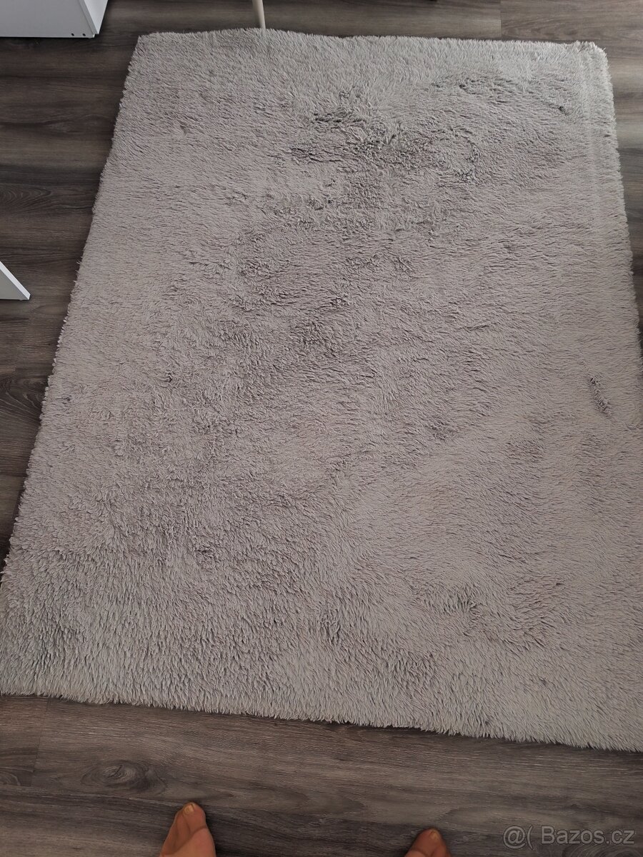 Šedý koberec