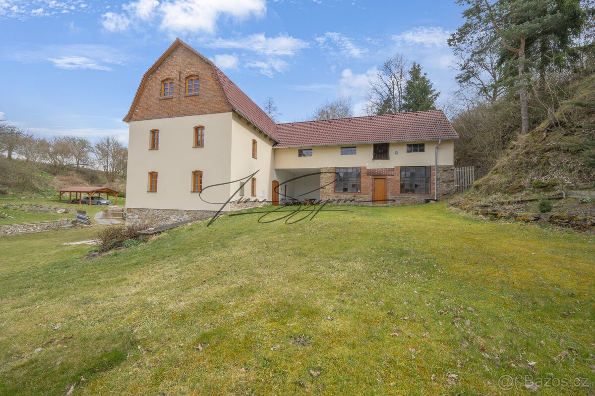 Zrekonstruovaný mlýn s rodinným domem na pozemcích 13 331 m²