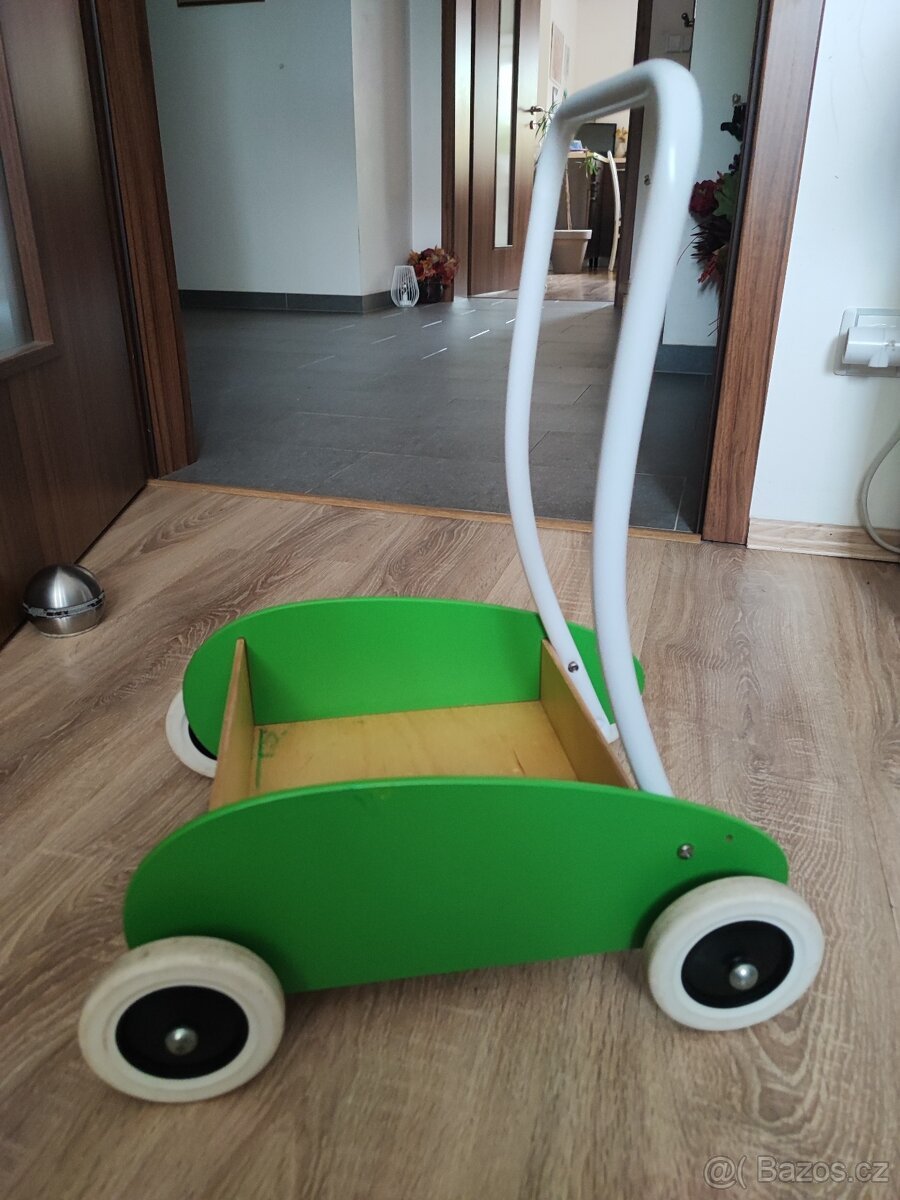 Dřevěný vozíček s madlem