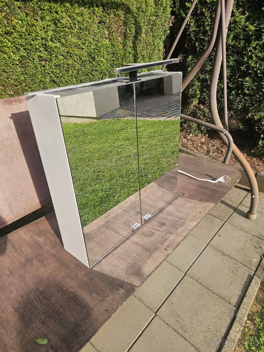 Zrcadlová skříň