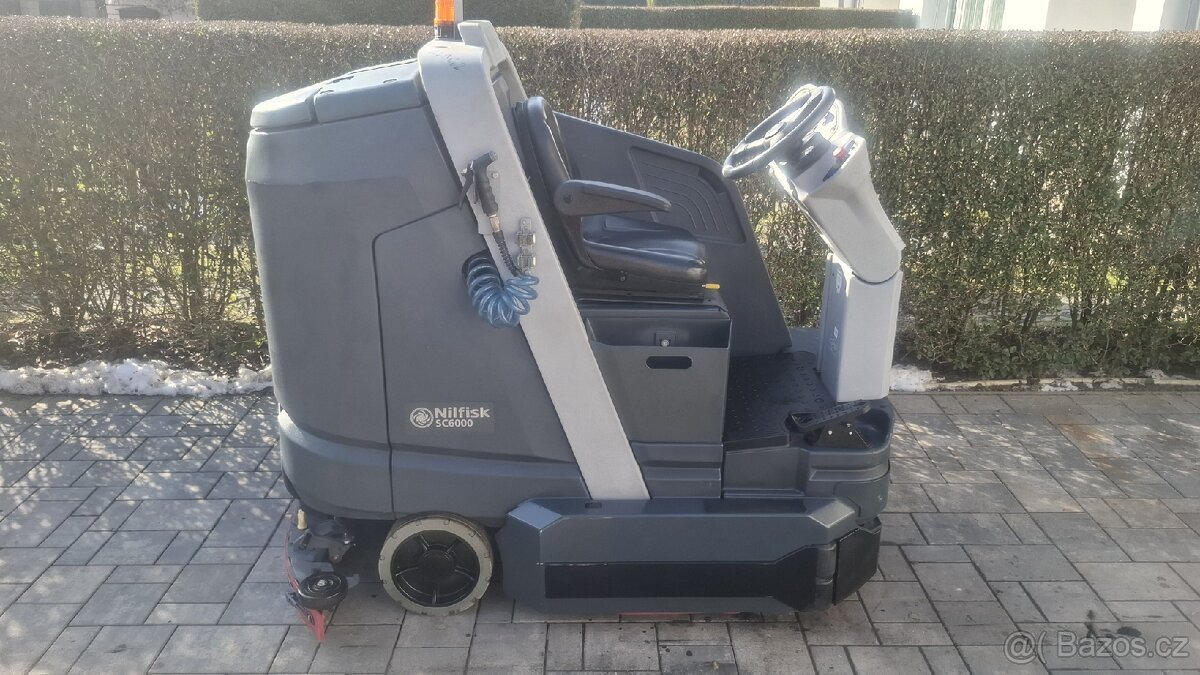 Nilfisk SC 6000 podlahový mycí stroj se sedící obsluhou