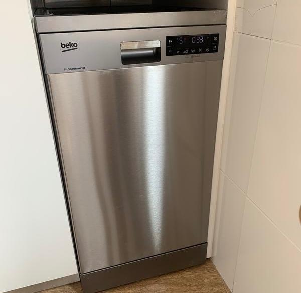 Úzká myčka Beko nerezová 45cm
