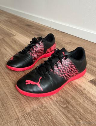 Jako nové černé sálovky Puma vel. 40.5. Boty na futsal