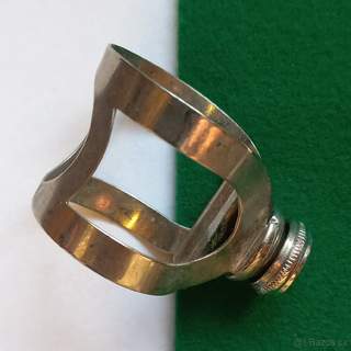 Vintage ligatura na tenor sax hubici.