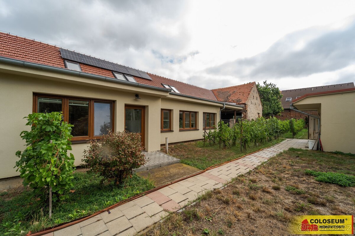 Šumice, RD Šumice 6+1+kk, pozemek 1.205 m2, 2 garáže, stodol